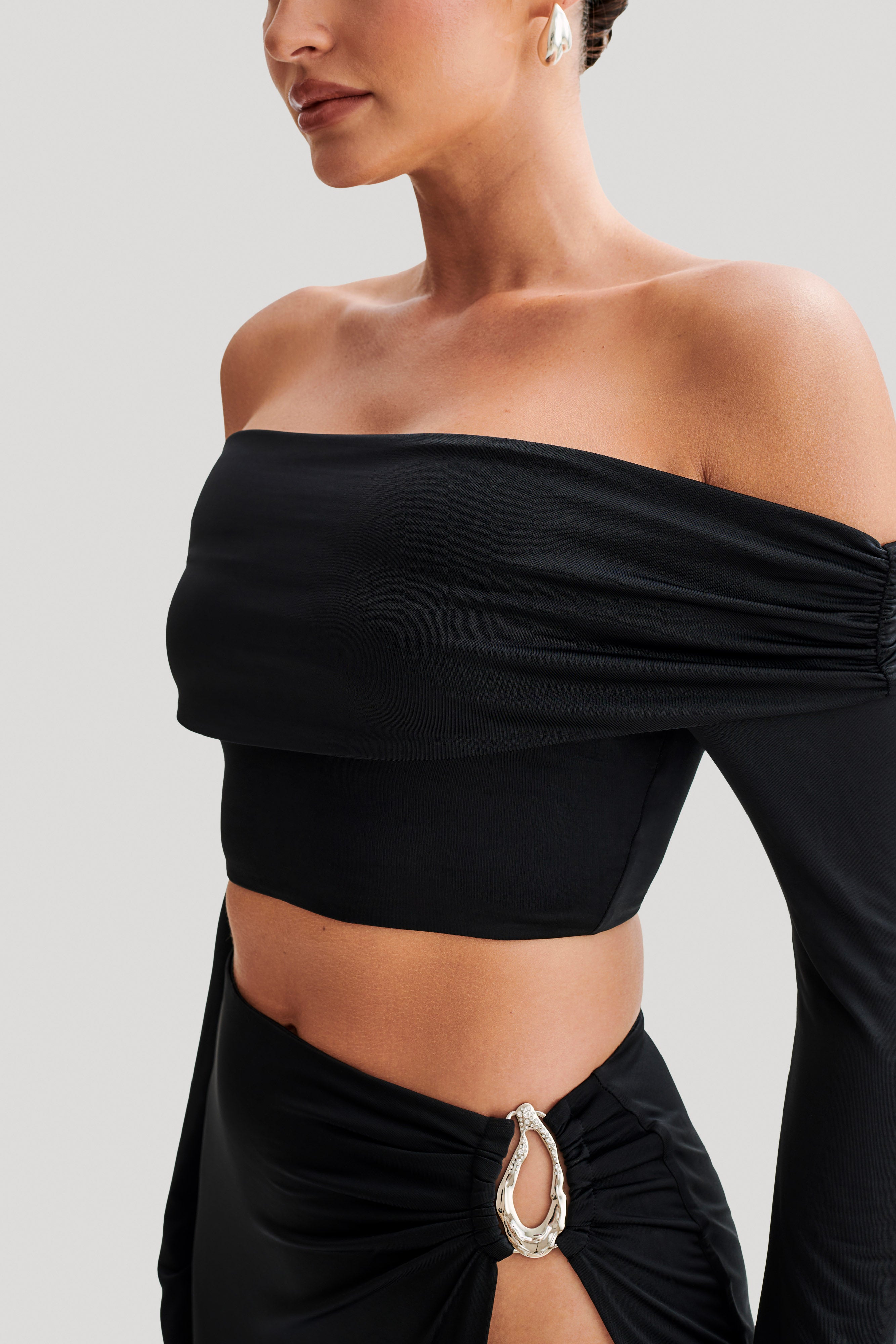 Levauro Camryn Slinky Düşük Omuz Crop Top - Siyah