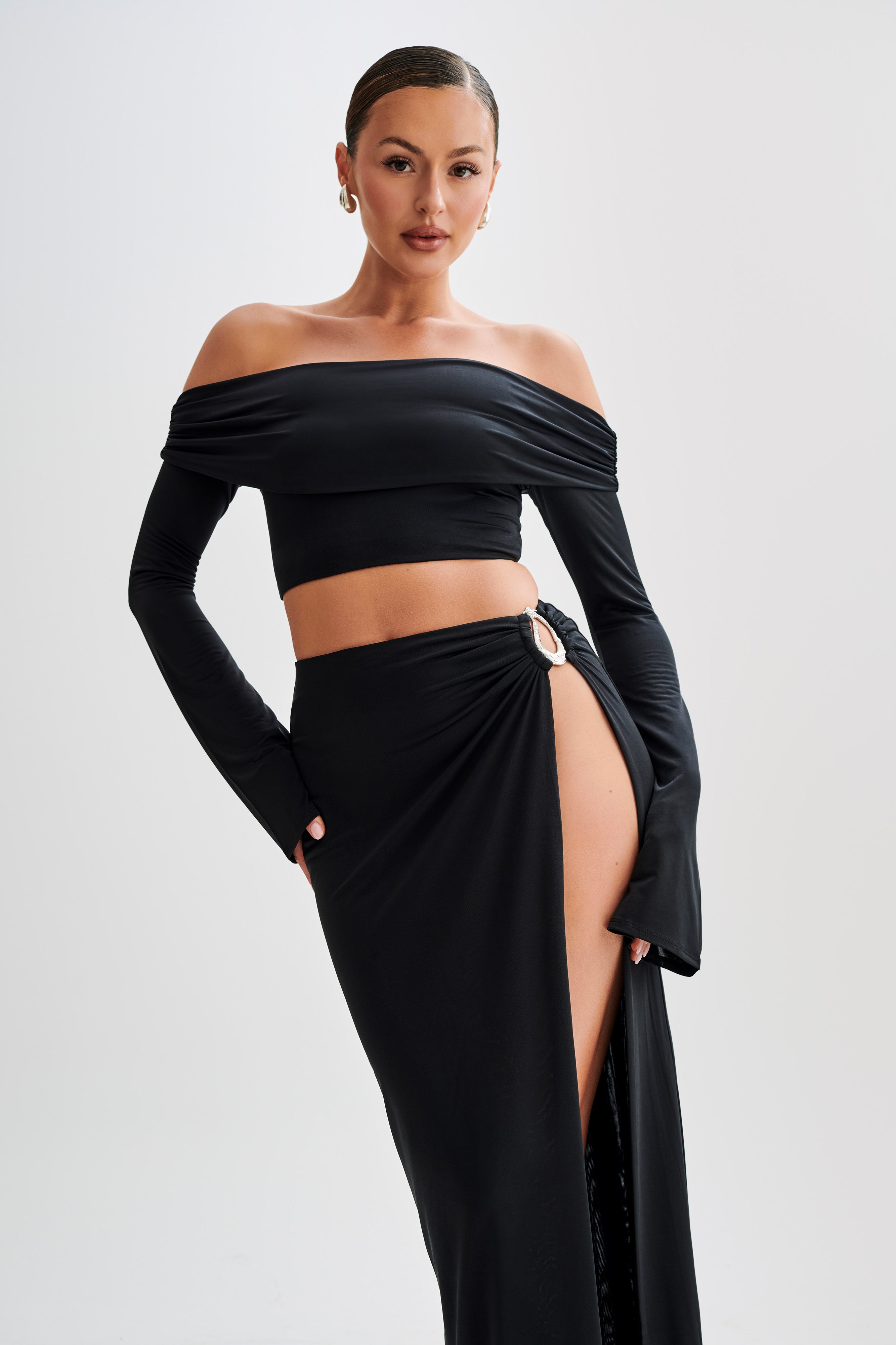 Levauro Camryn Slinky Düşük Omuz Crop Top - Siyah